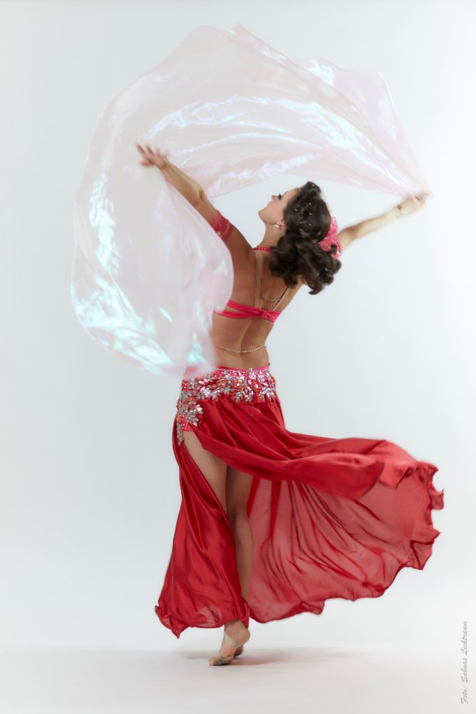 Tänzerin Hanan Kadur im klassischen orientalischen Stil mit Schleier